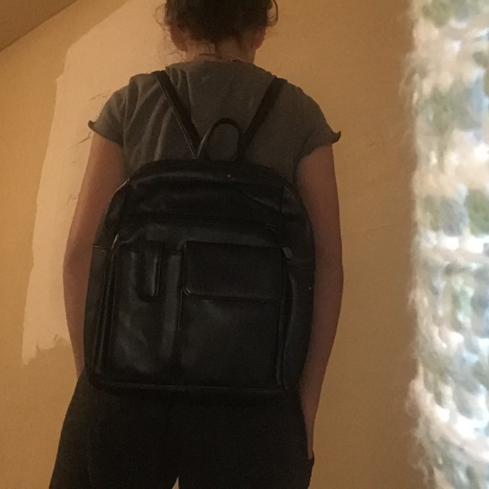 Black mini bag (zips to 1 strap) ( Cross-bag too) - Picture 2 of 4